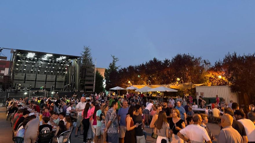 Las fiestas de Burganes no defraudan: 400 personas en la parrillada popular