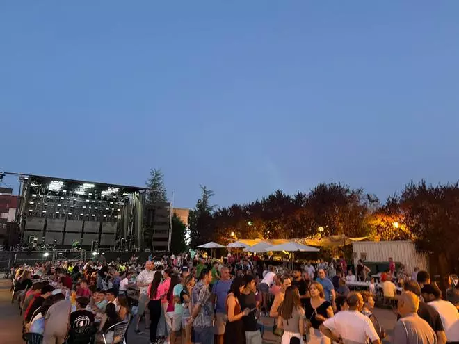 Las fiestas de Burganes no defraudan: 400 personas en la parrillada popular
