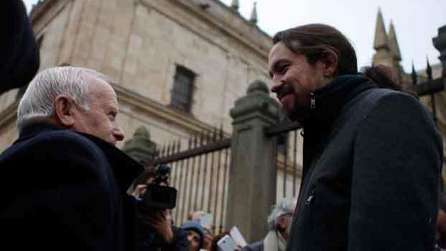 Un zamorano conversa con Pablo Iglesias ante los medios de comunicación, con la Catedral en segundo plano.