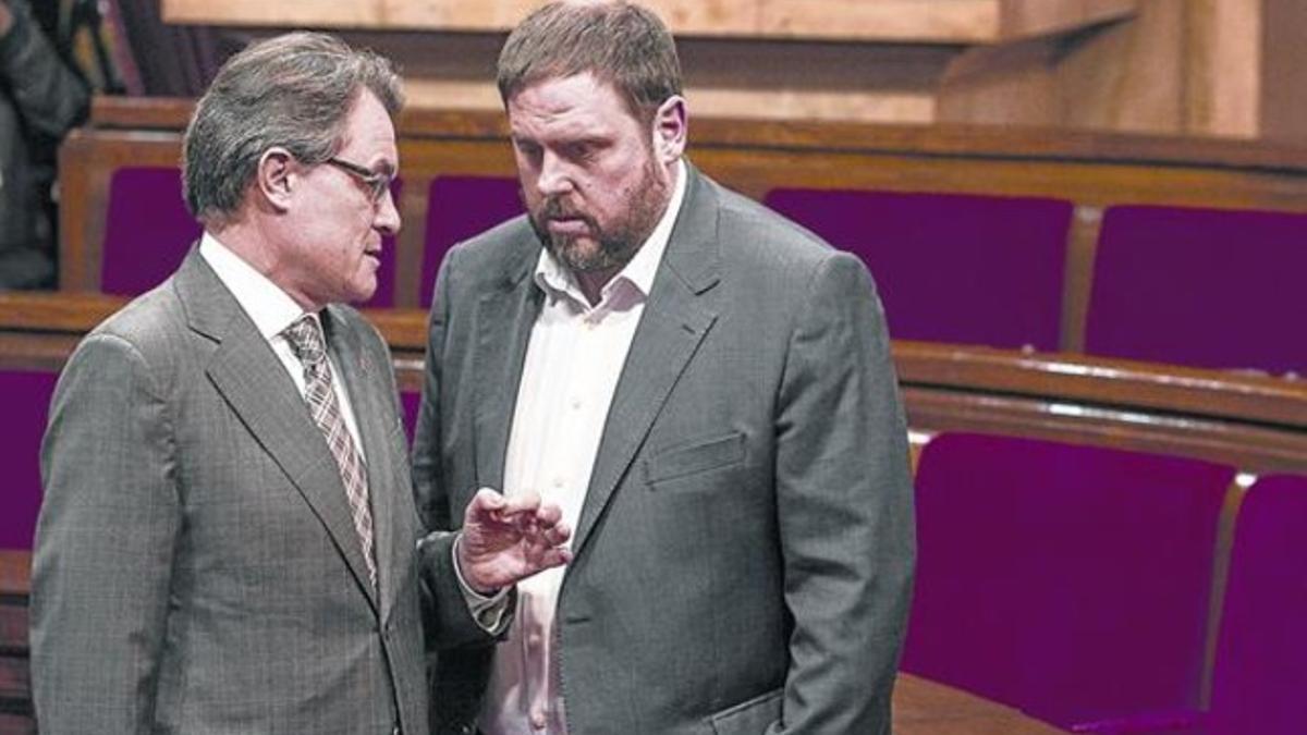 Junqueras conversa con Artur Mas, en el Parlament.