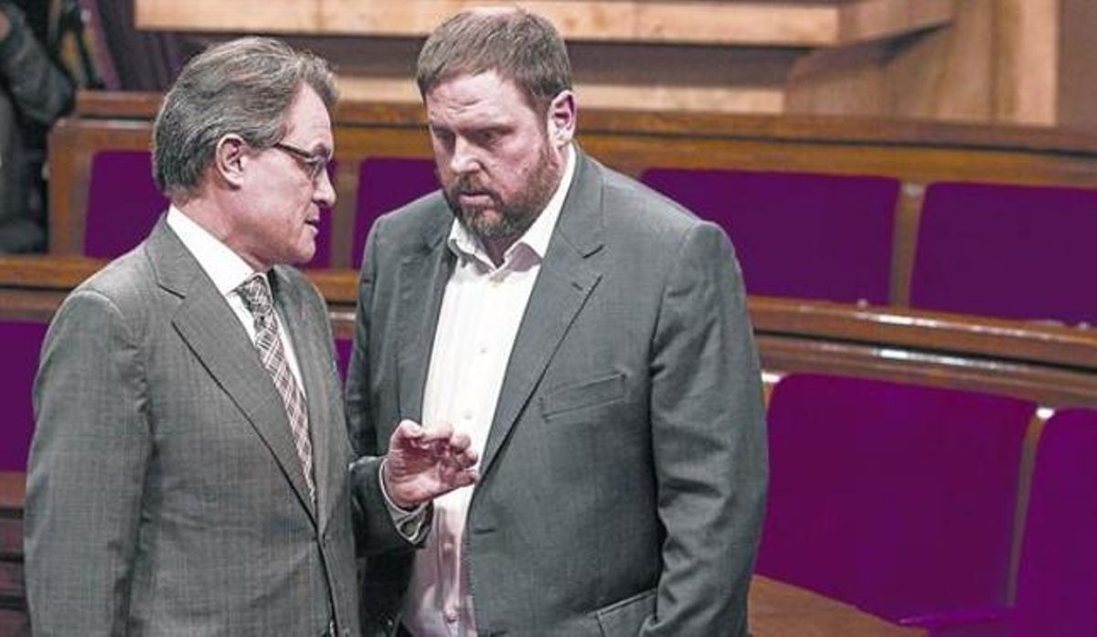 Junqueras conversa amb Artur Mas, al Parlament, la setmana passada. Junqueras conversa amb Artur Mas, al Parlament, la setmana passada.