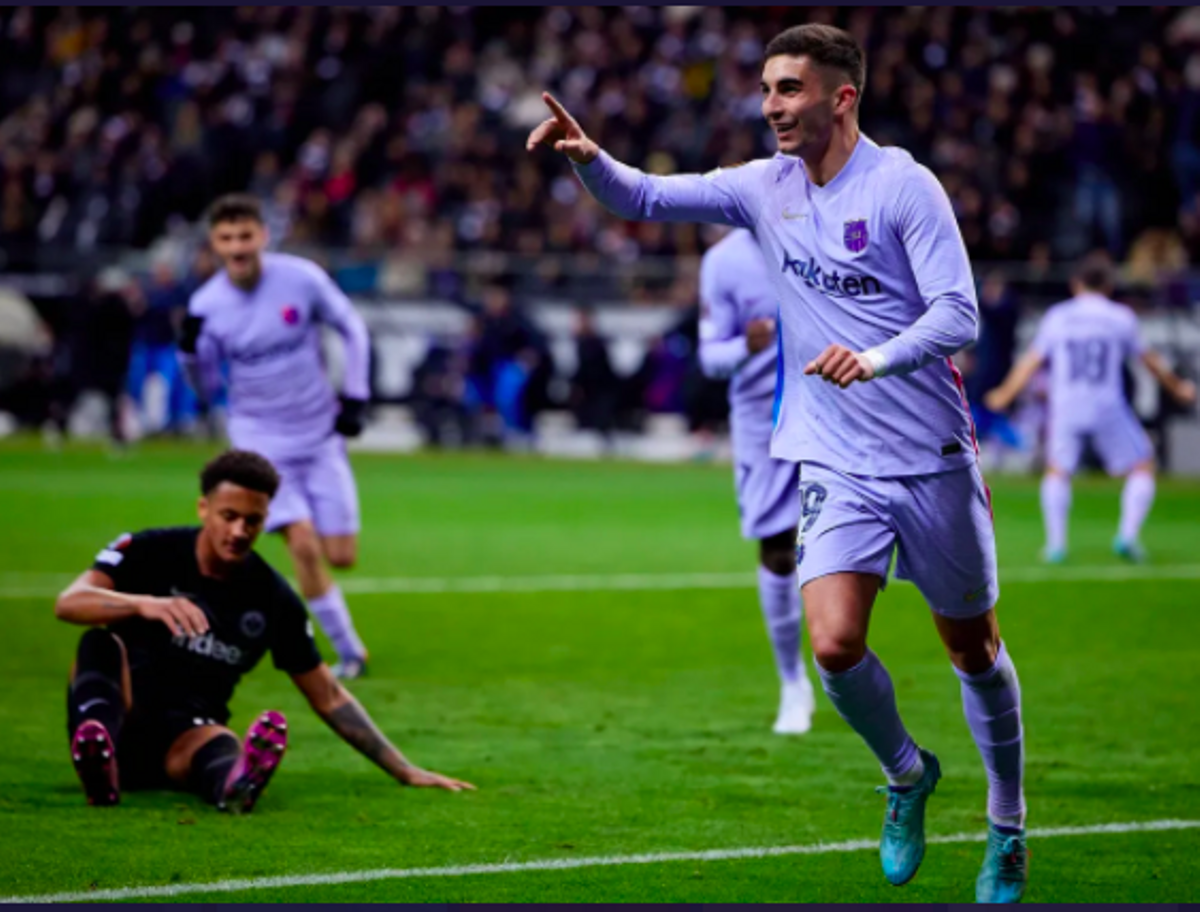 Ferran Torres celebra su gol, que dio el empate al Barça con el Eintracht (1-1).