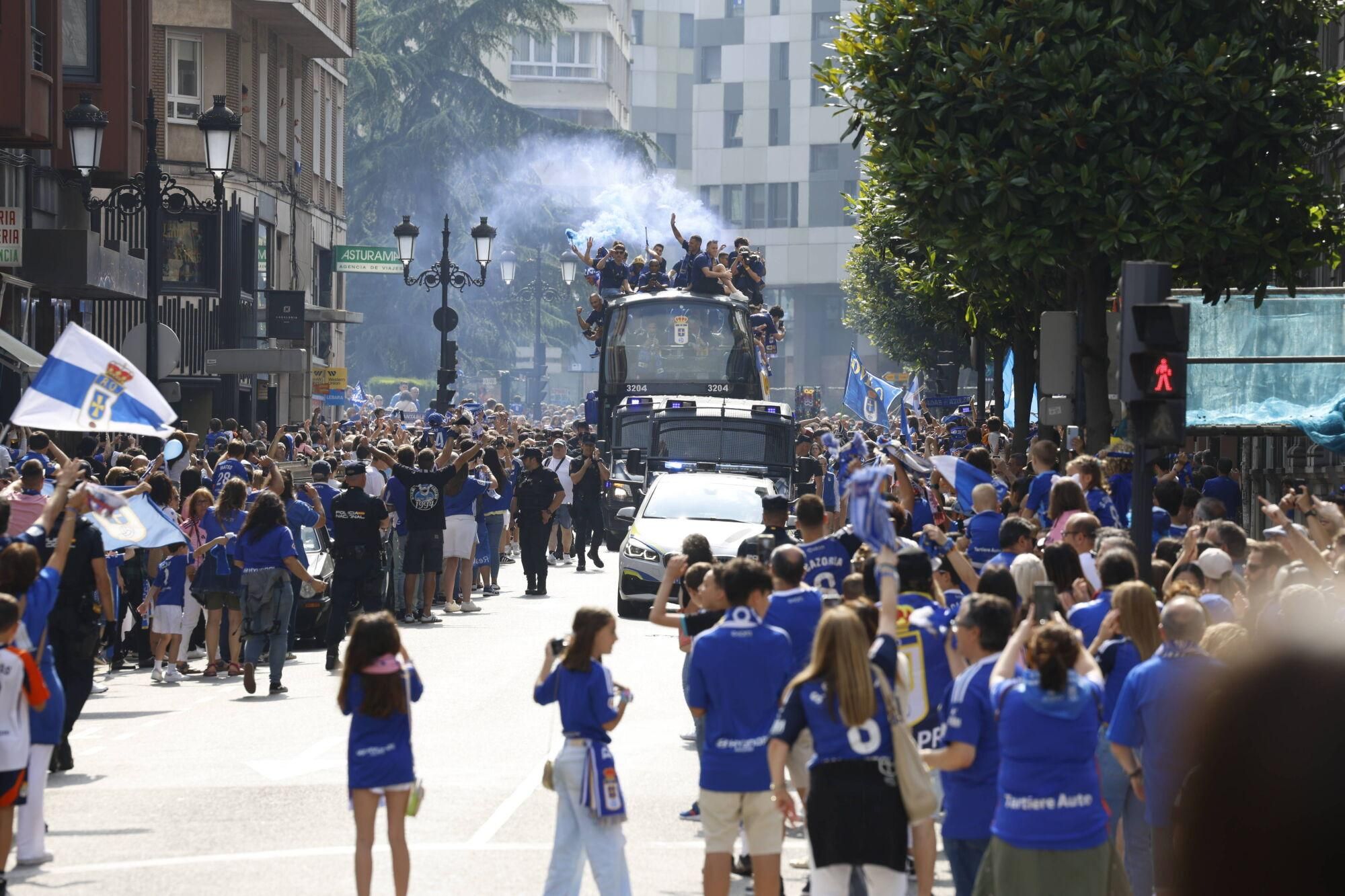 Locura azul en las calles de Oviedo para celebrar el ascenso del equipo a Primera División