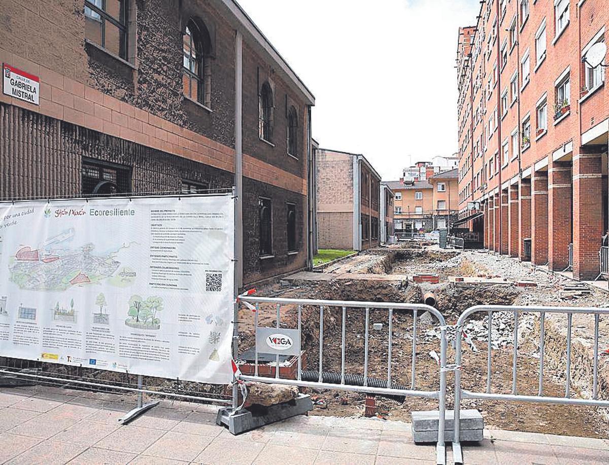 El cartel explicativo de &quot;Gijón EcoResiliente&quot; en la obra de la calle Gabriela Mistral, en La Calzada.