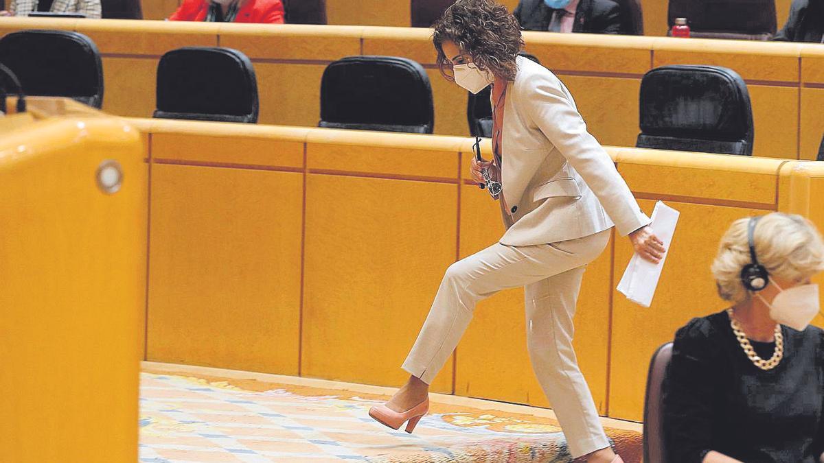 La ministra María Jesús Montero sube a la tribuna de la Cámara Alta.