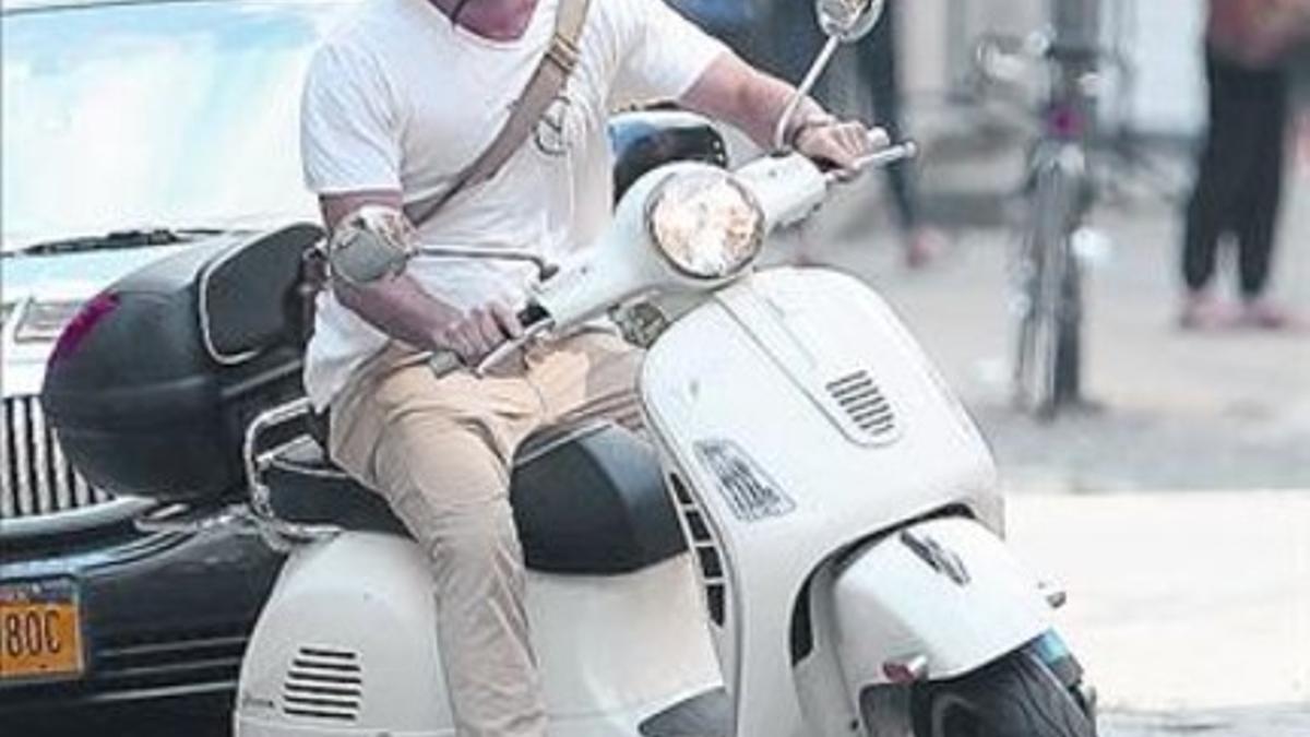 Liev Schreiber da una vuelta por Nueva York en Vespa_MEDIA_1