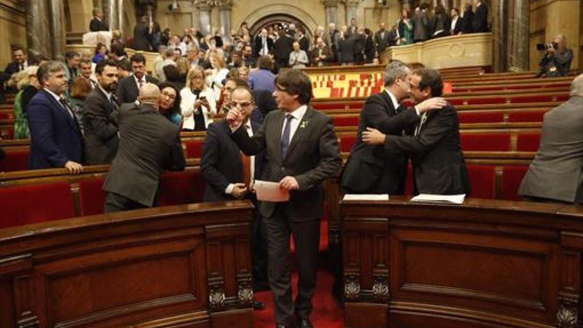 Los independentistas se felicitan tras la votación del viernes en el Parlament.