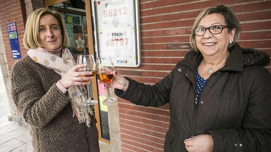 Victoria Marinas, ayer, en la administración de lotería, en Grado.