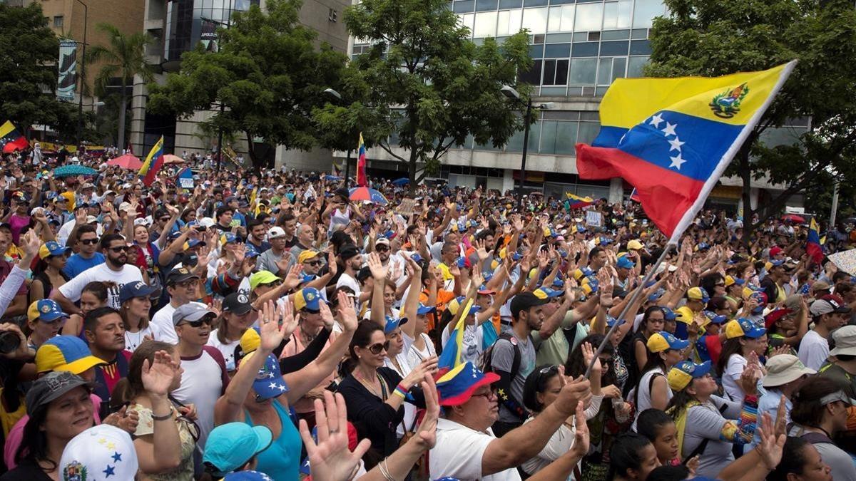 Miembros de la oposición venezolana durante una manifestación en julio del 2017.