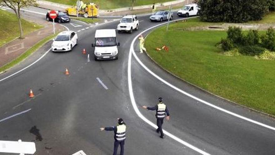 Agents de la policia posant ordre en durant els primers dies de funcionament d&#039;una turbo rotonda