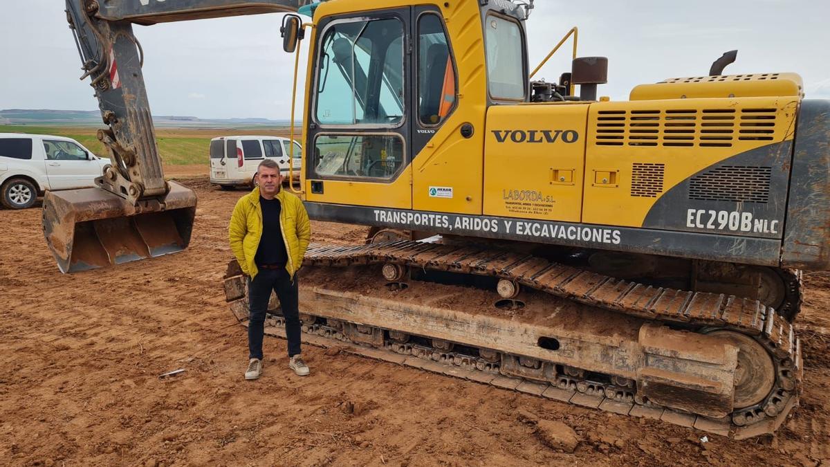 Alfredo Laborda tiene una empresa de excavadoras en Villafranca de Ebro.