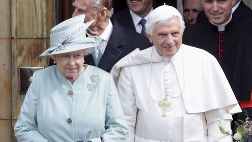 Isabel II y el príncipe Felipe, duque de Edimburgo caminan junto al papa Benedicto XVI a la salida del Palacio Holyroodhouse en Edimburgo