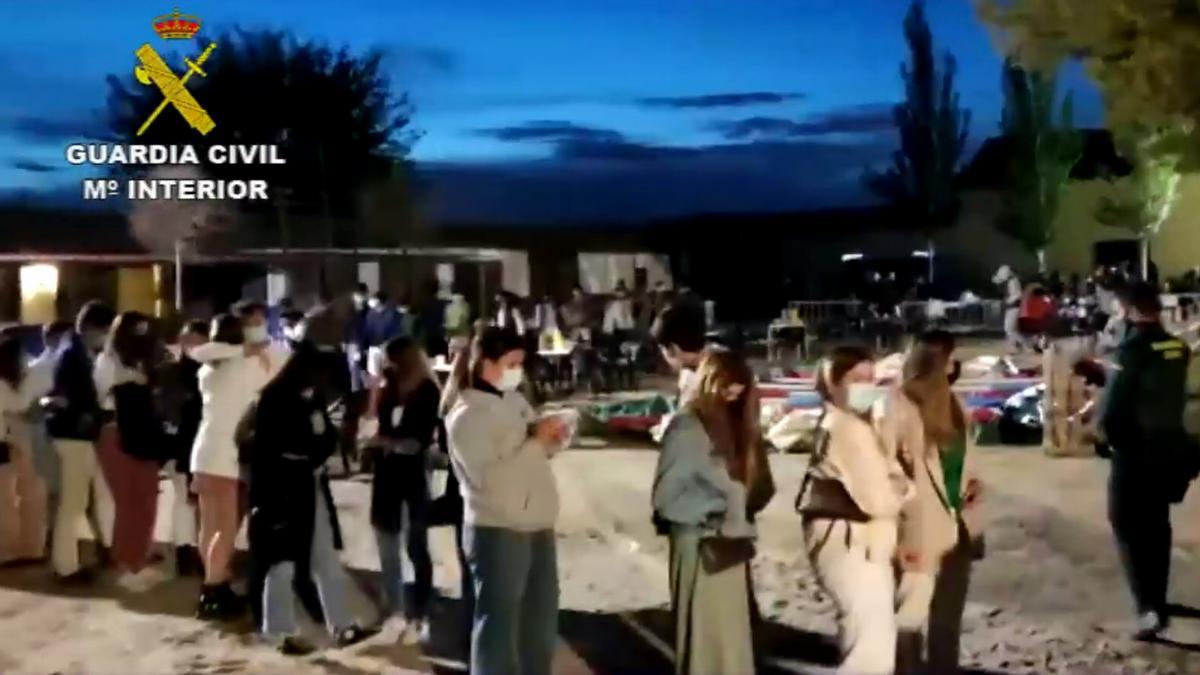 La Guardia Civil desaloja en Madrid una macrofiesta universitaria con 400 estudiantes.