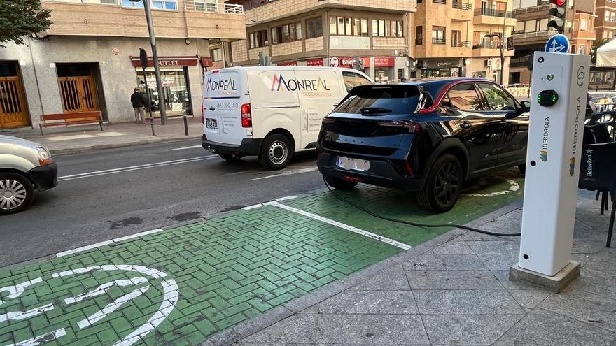 Las dos estaciones gratuitas de recarga de coches eléctricos se &quot;enchufan&quot; en Elda