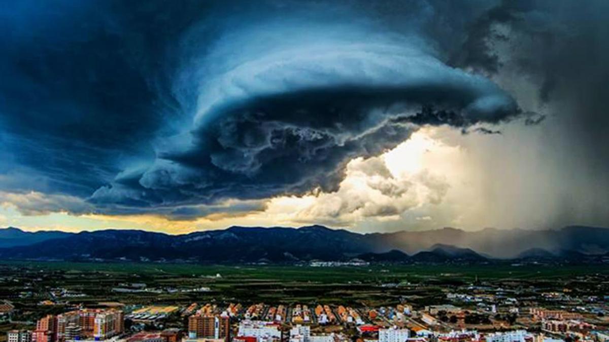 Cullera 2014. La supercélula, un fenómeno meteorológico extraordinario, se posó el 14 de junio de 2014 sobre el cielo de Cullera escupiendo granizo con fiereza.