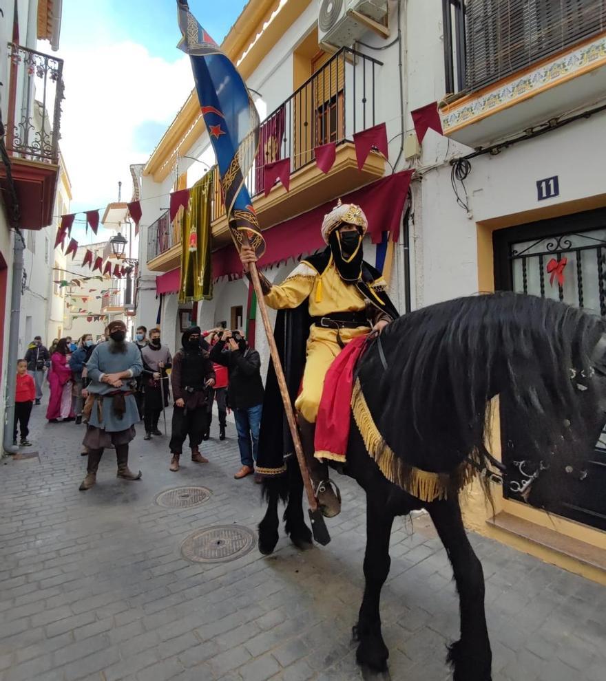 Loas calles de Argelita acogen estos días desfiles itinerantes de personajes de la época.