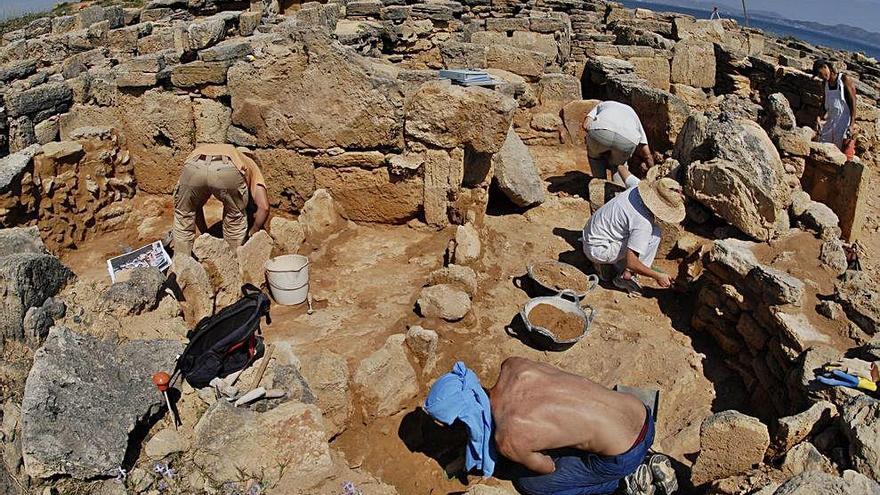 Excavaciones en la necrópolis de Son Real.