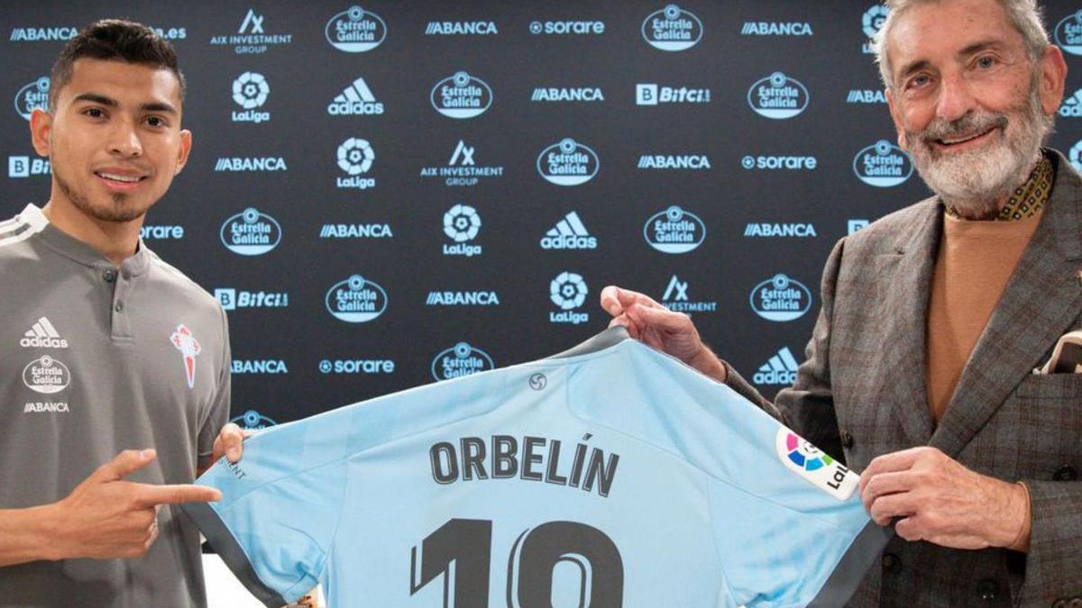 Orbelín Pineda luce su nuevo dorsal junto a Carlos Mouriño. |