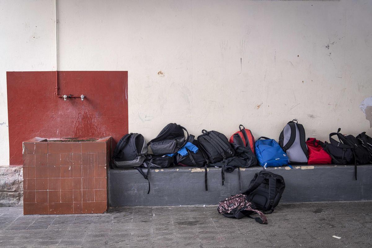 El Institut Sants, entre lo retro y lo ruinoso: crónica visual de un centro que envejece sin cuidados