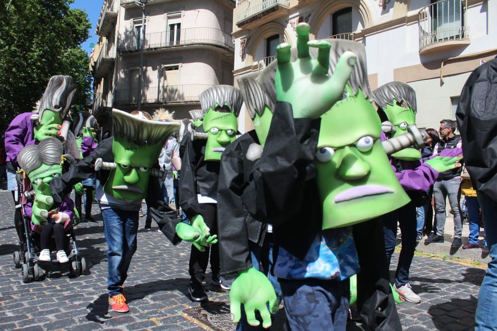 La rua escolar de la Santa Creu torna a enlluernar