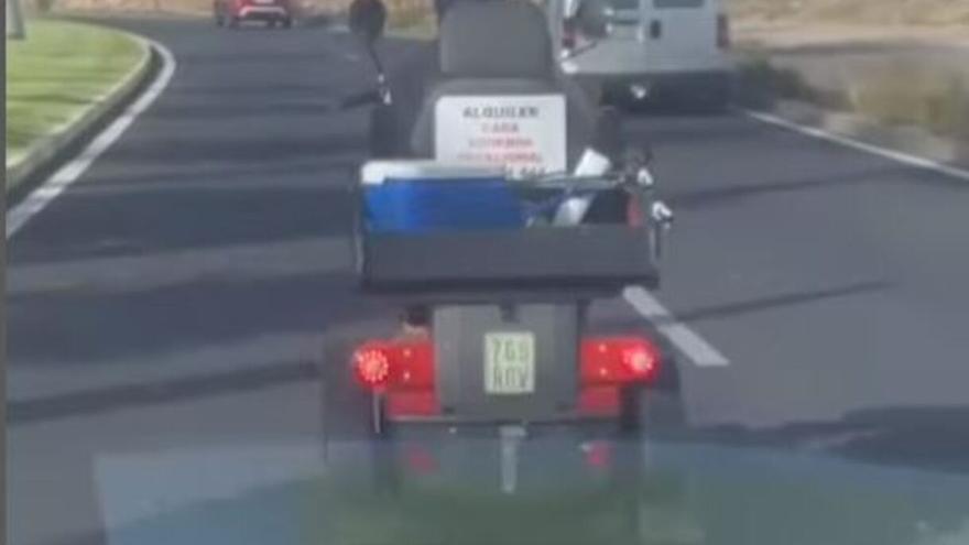 Nueva imprudencia en las carreteras de Tenerife: circulan por la vía con motos para discapacitados