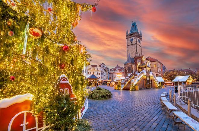Árbol de Navidad y decoraciones al aire libre en Praga