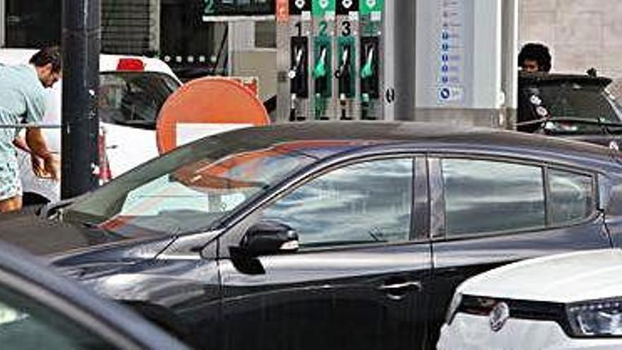 Varios vehículos repostan en una gasolinera de Vila.