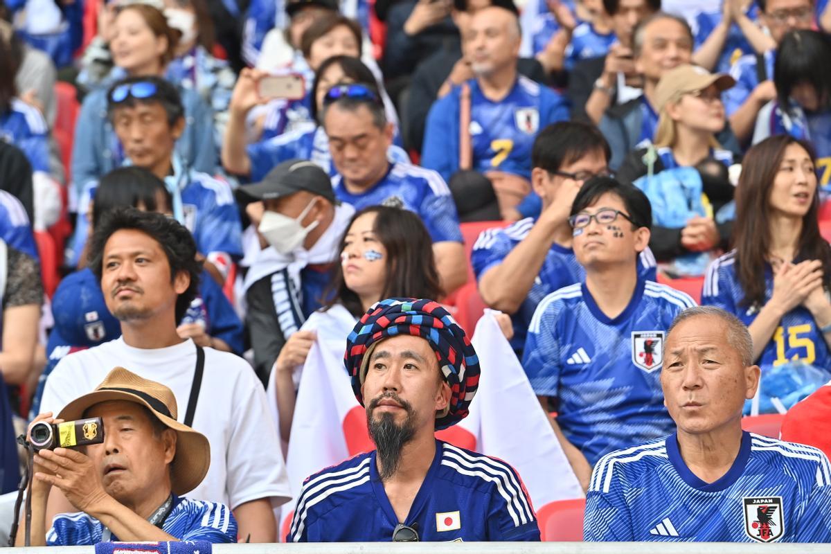 Doha (Qatar), 26/11/2022.- Supporters of Japan before the FIFA World Cup 2022 group E soccer match between Japan and Costa Rica at Ahmad bin Ali Stadium in Doha, Qatar, 27 November 2022. (Mundial de Fútbol, Japón, Catar) EFE/EPA/Noushad Thekkayil