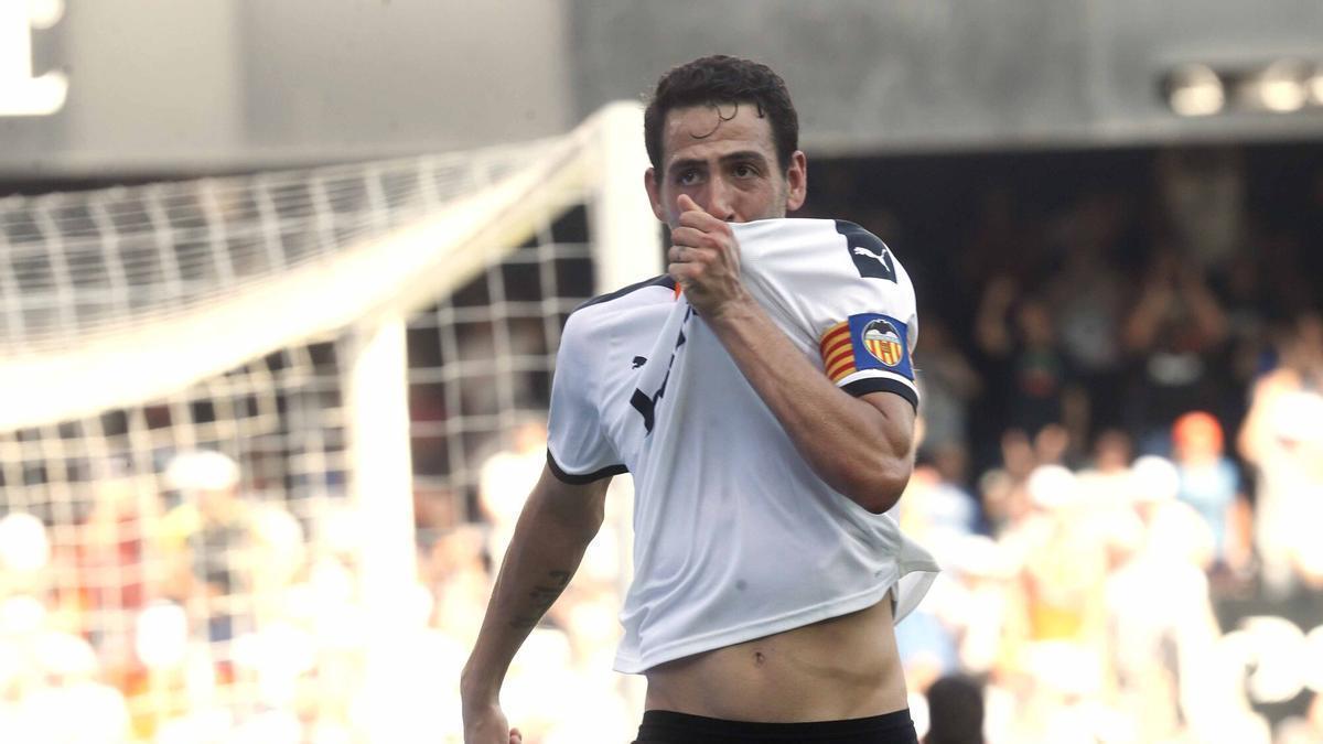 Parejo se besa el escudo del Valencia tras anotar un gol en Mestalla