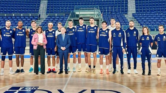 En primer término, Conchita Méndez, concejala de Deportes de Oviedo, y Alfredo Canteli, alcalde, acompañados por la plantilla del Alimerka Oviedo Baloncesto.  |