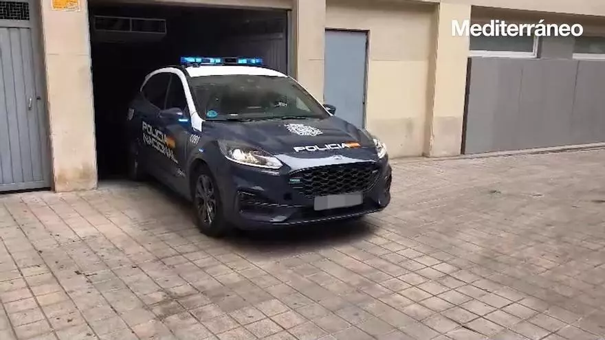 Salida de los agentes del edificio donde se encontró el cadáver en Castelló