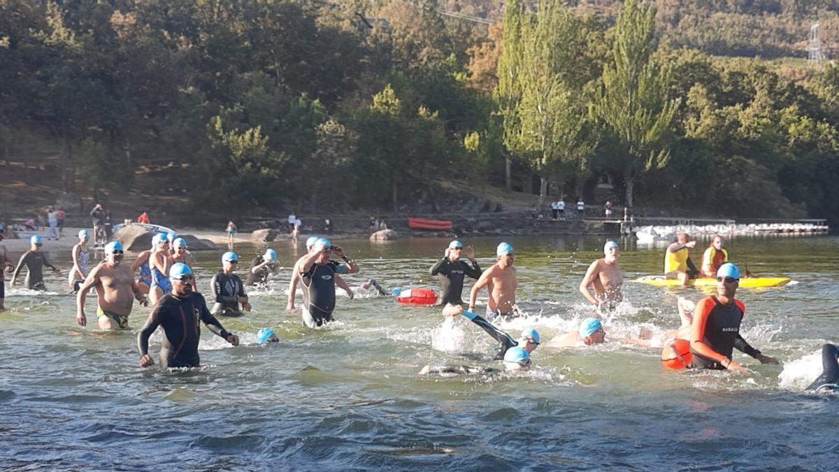 Los nadadores comienzan el desafío de la Travesía a Nado Lago de Sanabria 2022.