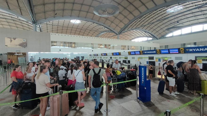 Los 1.800 vuelos con que el aeropuerto cierra agosto afianzan la recuperación del turismo internacional