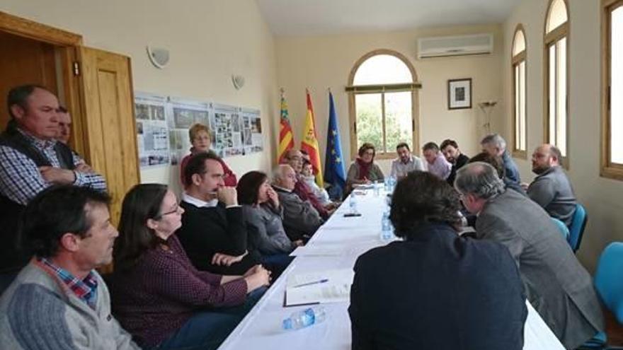 Los asistentes a la reunión convocada ayer en Benifato.