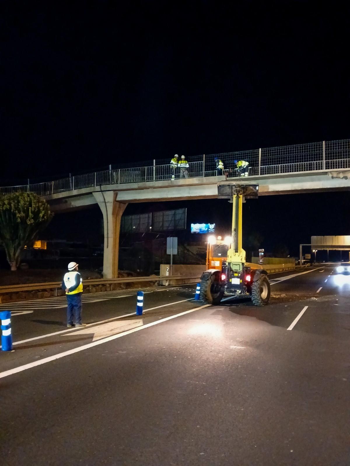 Operarios trabajan en las carreteras de la isla.