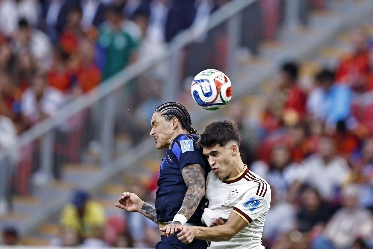 Pau Cubarsí y Darwin Nunez, durante el Uruguay-España