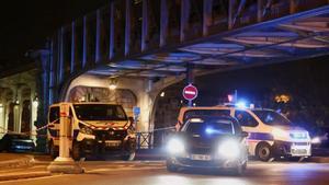 Policía en el puente parisino cercano al lugar del ataque