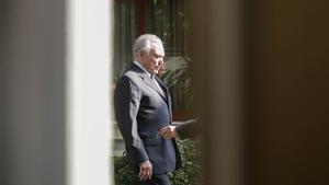 El expresidente de Brasil, Michel Temer, sale de su casa para regresar a prision en Sao Paulo.