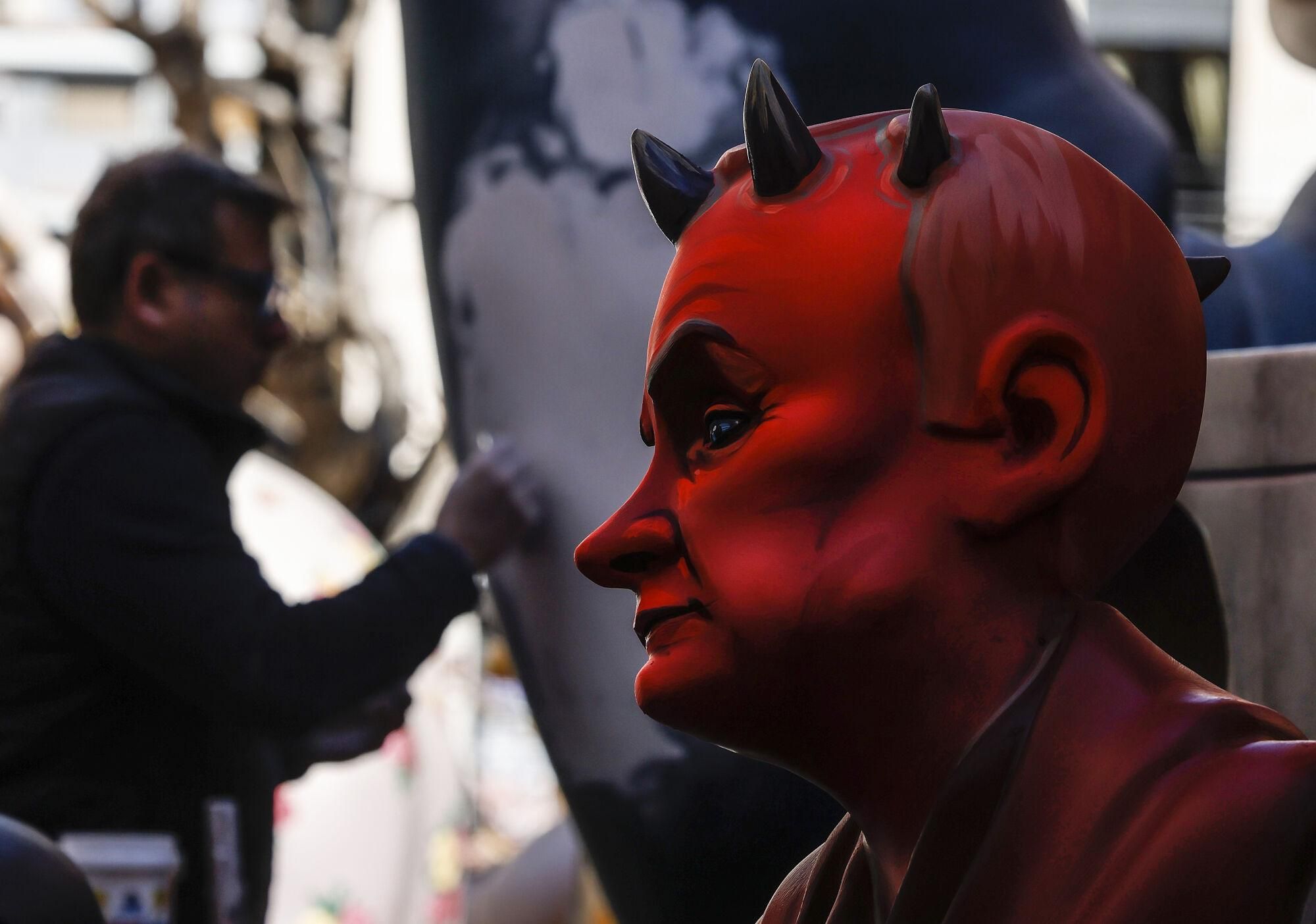 Una falla durante su montaje, a 15 de marzo de 2025, en Valencia, Comunidad Valenciana (España). Los monumentos falleros de este año han supuesto una inversión de 9,2 millones de euros y están marcados por la tragedia de la DANA, que asoló parte de la provincia de Valencia el pasado 29 de octubre, dejando 224 muertos. Los días grandes de las fallas son del 15 al 19 de marzo, último día en el que tiene lugar la Cremà. 15 MARZO 2025;FALLAS;CULTURA;TRADICIÓN;NINOTS Rober Solsona / Europa Press 15/03/2025. Rober Solsona;