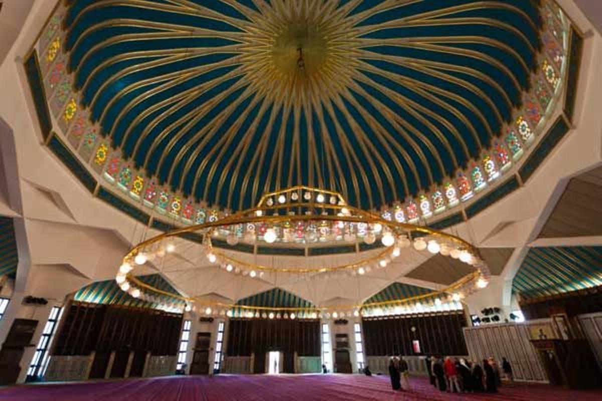 Vista interior de la cúpula de la mezquita del Rey Abdullah en Ammán.