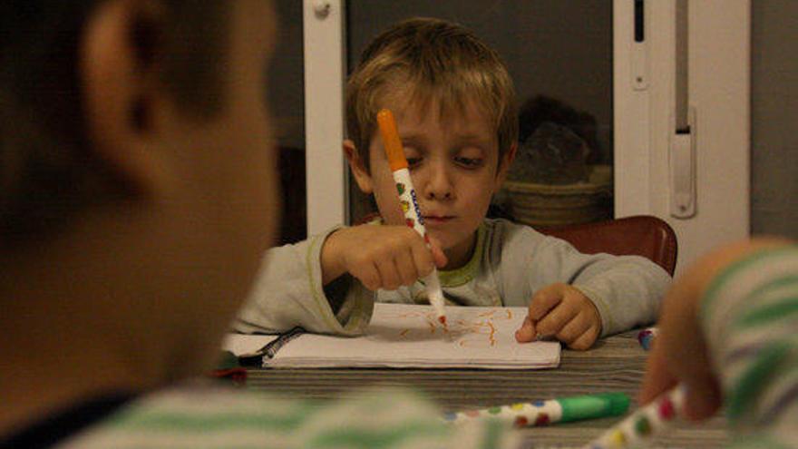 Un escolar fent deures a casa.
