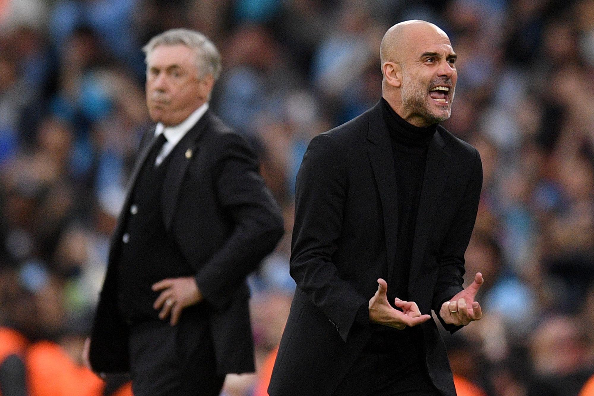 Guardiola celebra uno de los cuatro goles del City al Madrid ante la mirada de Ancelotti en el Etihad de Manchester.