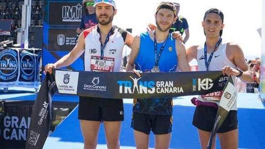 Juanjo Somohano, a la izquierda, junto a Andreu Simón y Mario Olmedo, en la meta de la Transgrancanaria.