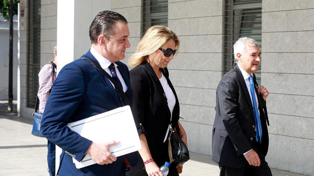 La interventora, Marian Tur, accede el pasado viernes a los juzgados junto a su abogado y el que ejerce la acción popular a instancias de Francisco Vilás.
