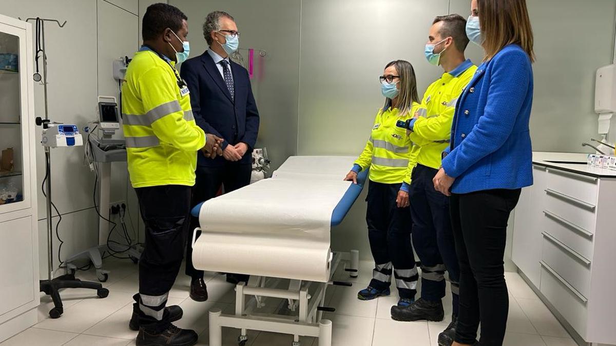 El consejero de Salud, Juan José Pedreño, visitaba el Servicio de Urgencias de Atención Primaria de Santa Rosa de Lima, este sábado.