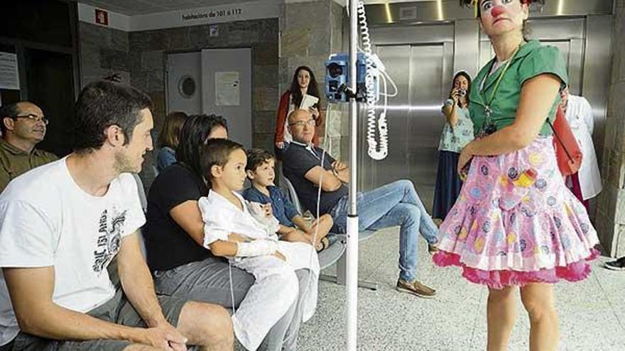 Laura Mandarina durante su visita a los niños ingresados en Pediatría del Hospital de O Salnés.  // Iñaki Abella