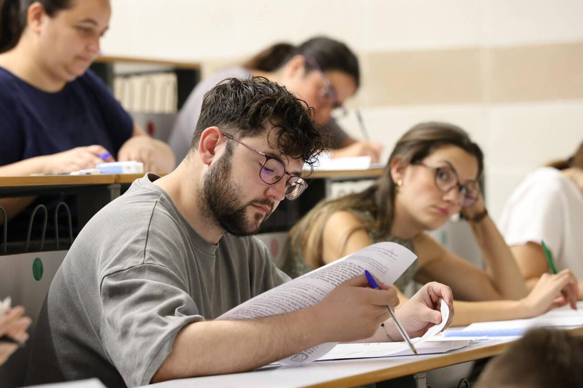 Más de 2.400 aspirantes a maestro se examinan en Córdoba