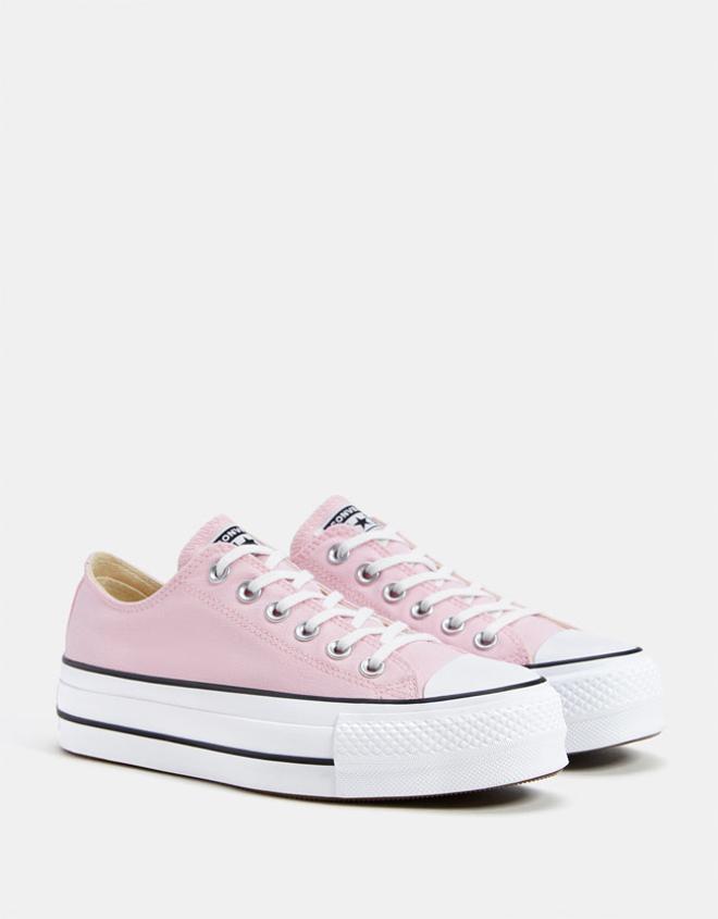 Nos flipan las Converse rosas que vende Bershka porque tienen plataforma y  quedan genial con 'shorts' y minivestidos - Woman