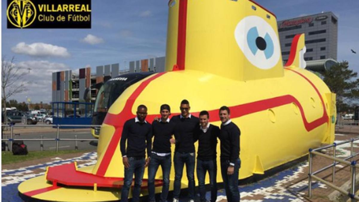 Los jugadores del Villarreal posan ante el Submarino Amarillo
