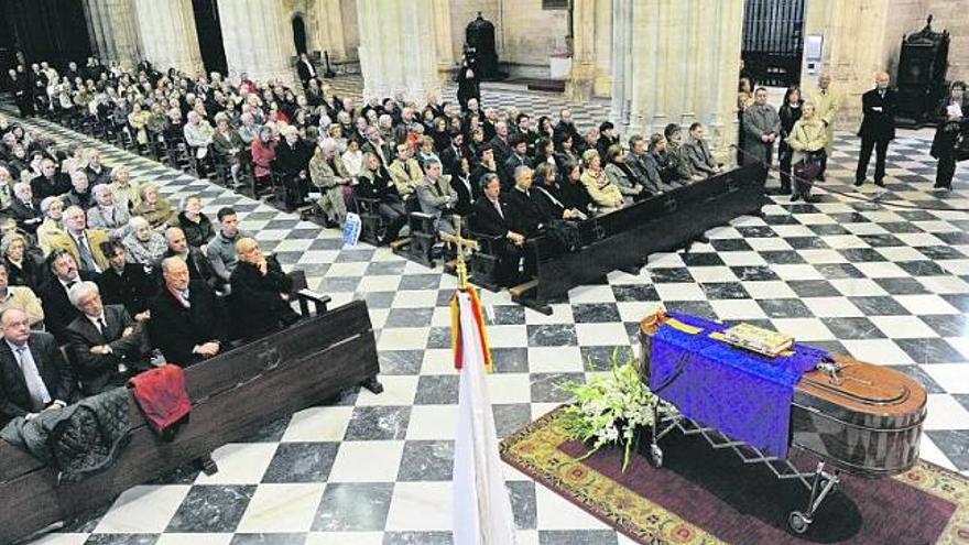 Asistentes al funeral de Rafael Somoano celebrado ayer en la Catedral.